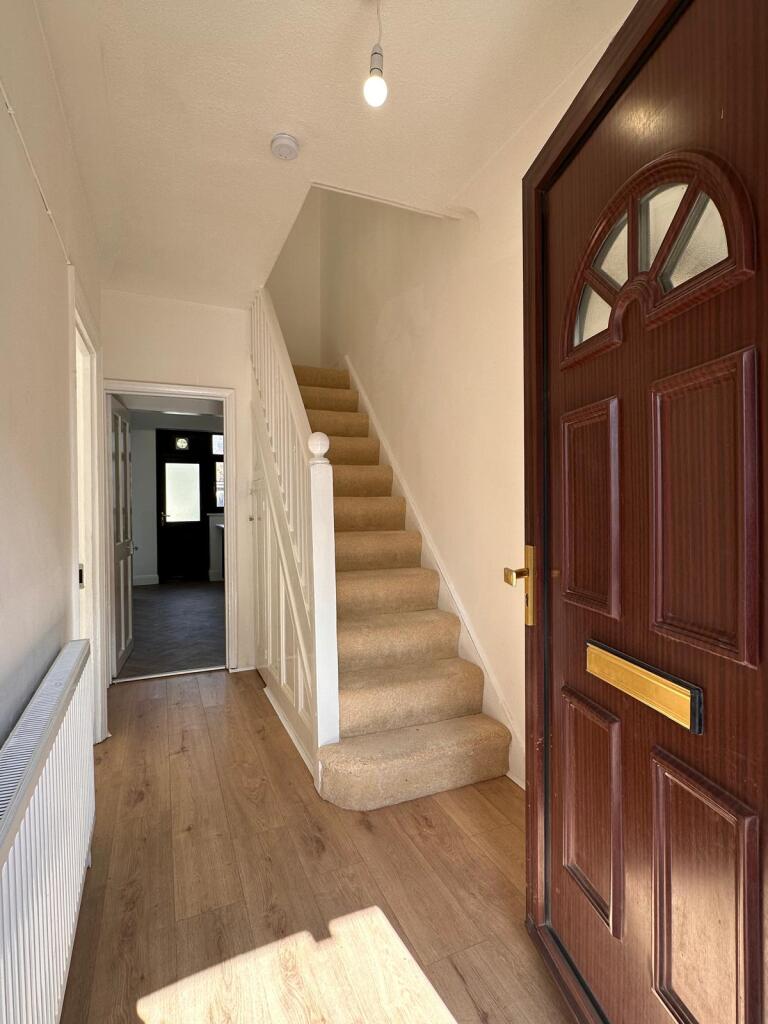 4 bed Mid Terraced House for rent in Ilford. From Century 21 Goodmayes - Ilford