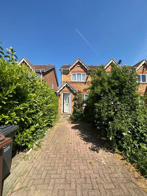 2 bed Mid Terraced House for rent in Barking. From Century 21 Goodmayes - Ilford