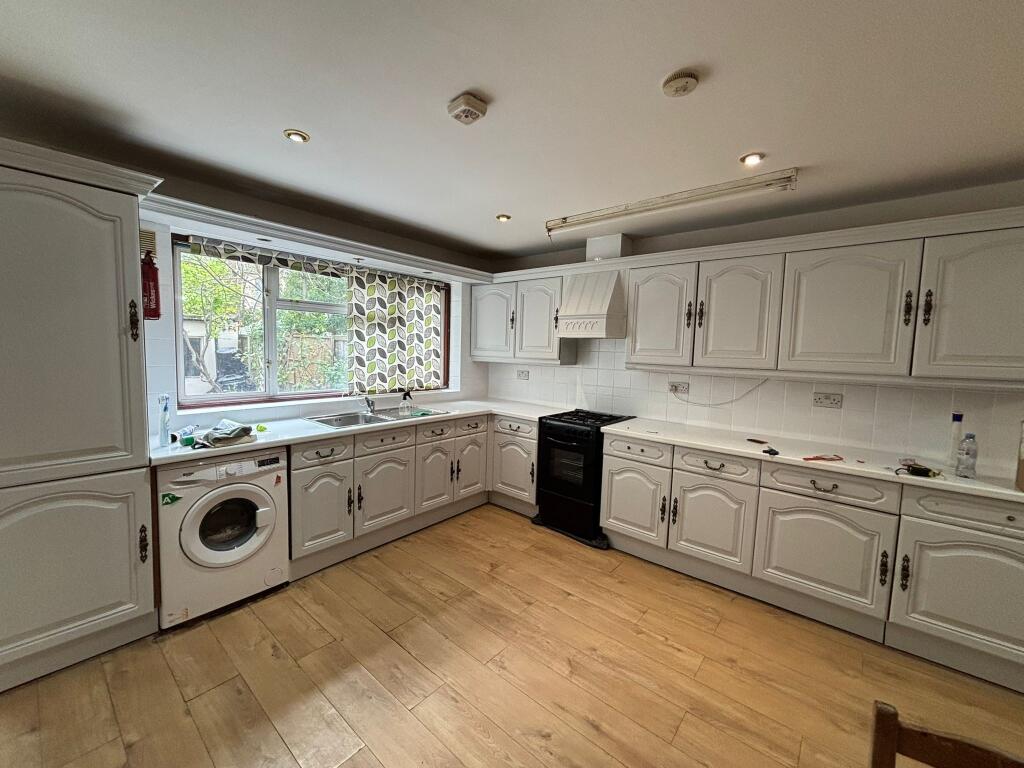 3 bed Mid Terraced House for rent in Ilford. From Century 21 Goodmayes - Ilford