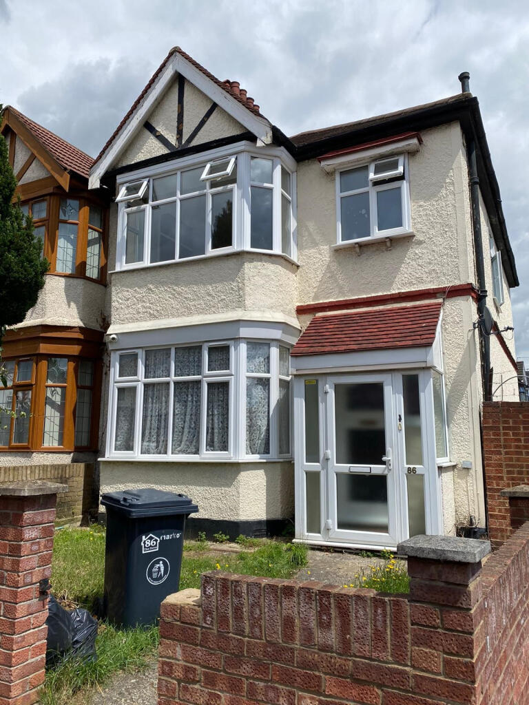4 bed Mid Terraced House for rent in Ilford. From Century 21 Goodmayes - Ilford