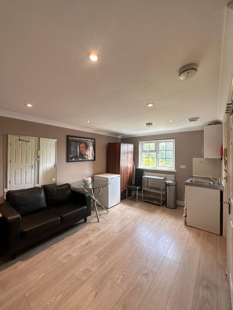 4 bed Studio for rent in Ilford. From Century 21 Goodmayes - Ilford 4 bed Studio for rent in Ilford. From Century 21 Goodmayes - Ilford