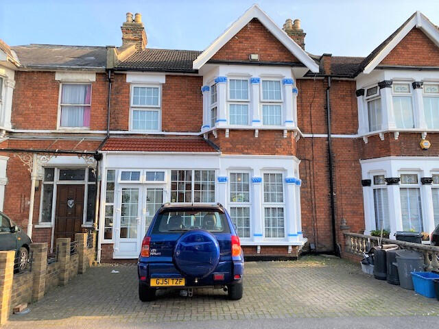 5 bed Mid Terraced House for rent in Ilford. From Century 21 Goodmayes - Ilford