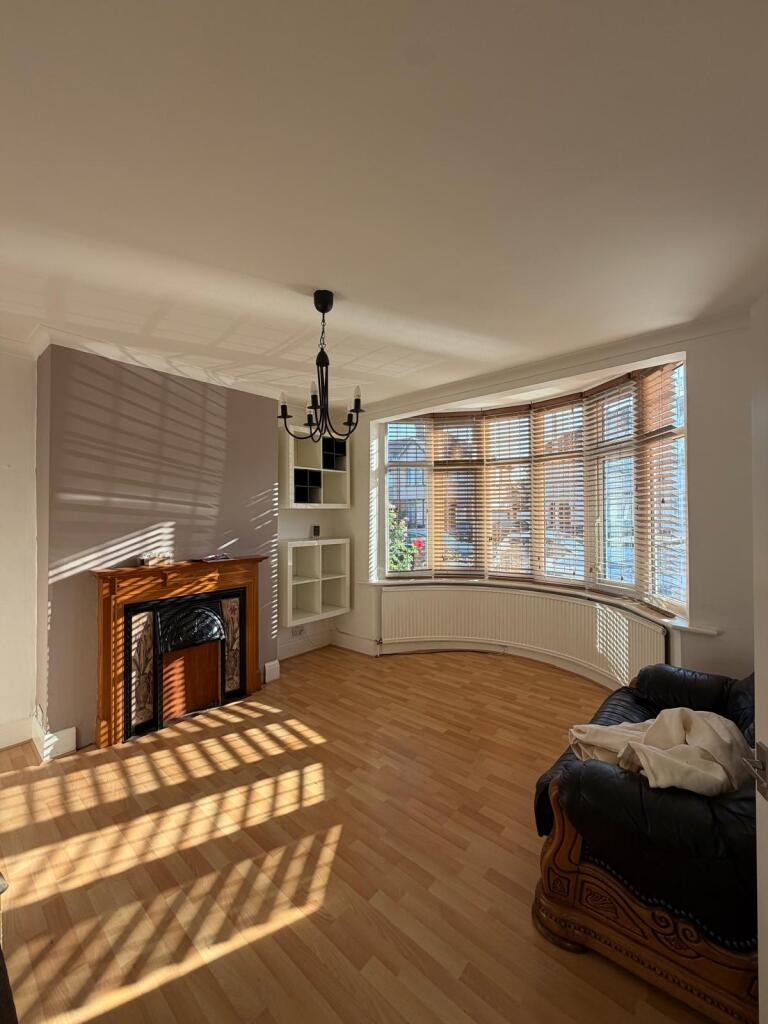 4 bed Mid Terraced House for rent in Barking. From Century 21 Goodmayes - Ilford 4 bed Mid Terraced House for rent in Barking. From Century 21 Goodmayes - Ilford