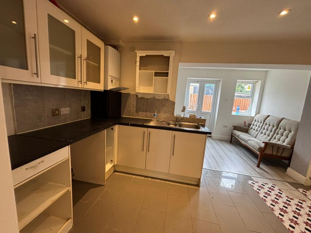 6 bed Semi Detached for rent in Barking. From Century 21 Goodmayes - Ilford