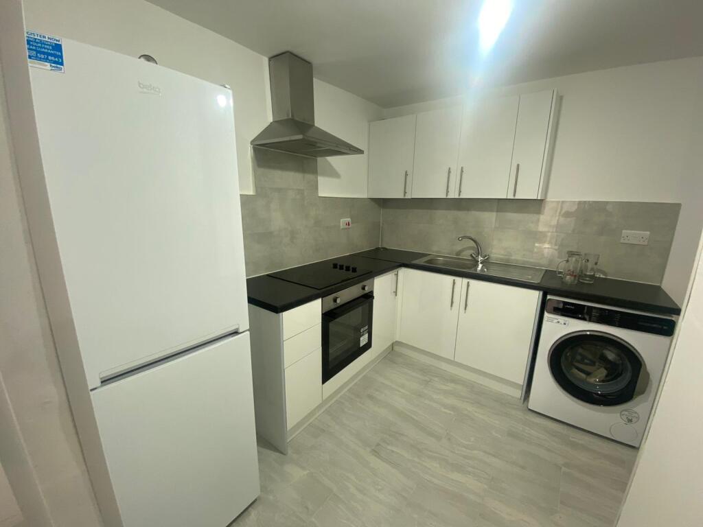 4 bed Studio for rent in East Ham. From Century 21 Goodmayes - Ilford
