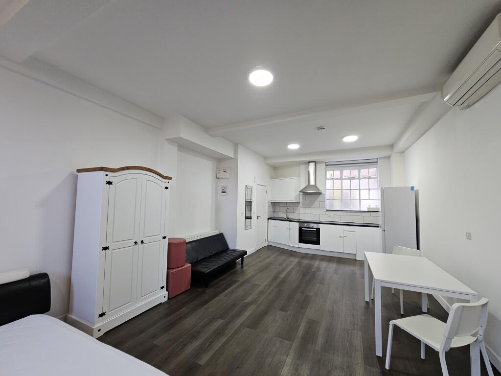4 bed Studio for rent in Penge. From Century 21 Goodmayes - Ilford