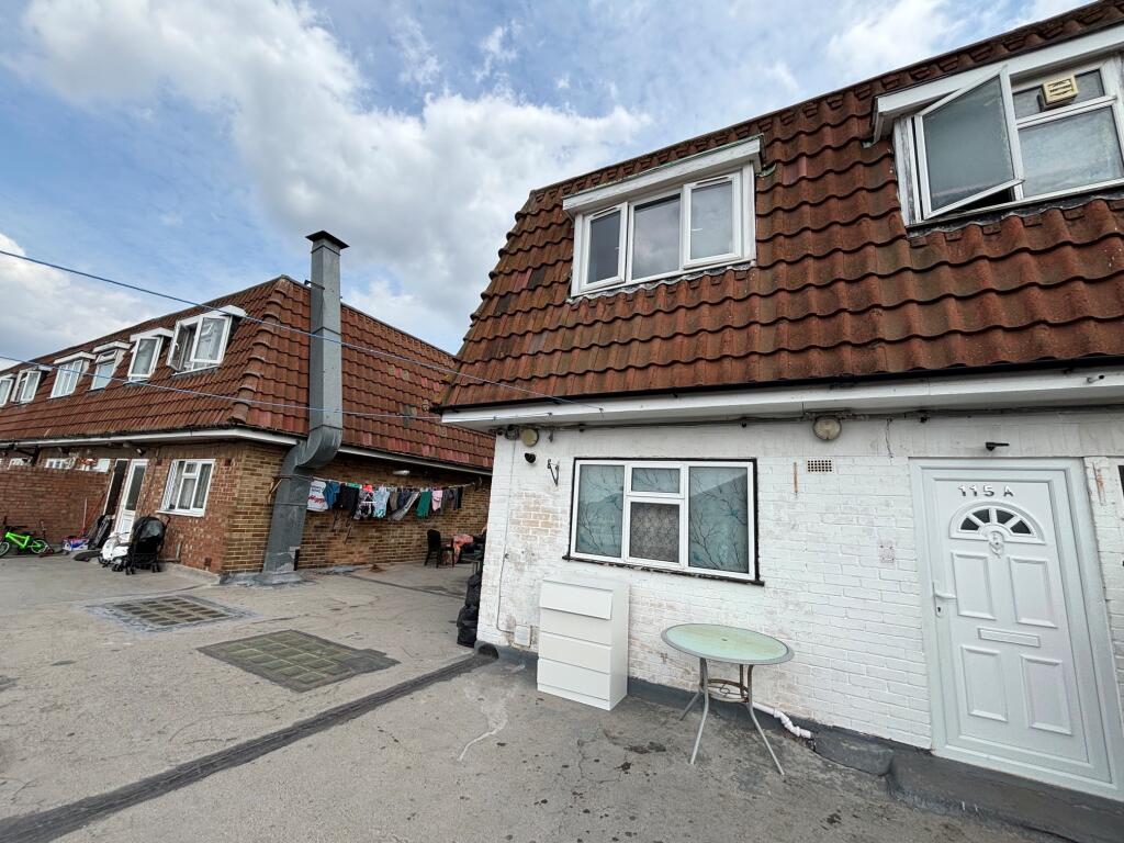 2 bed 1st Floor Flat for rent in Rainham. From Century 21 Goodmayes - Ilford