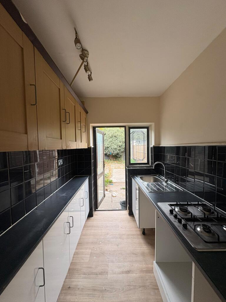 3 bed Semi Detached for rent in Romford. From Century 21 Goodmayes - Ilford 3 bed Semi Detached for rent in Romford. From Century 21 Goodmayes - Ilford
