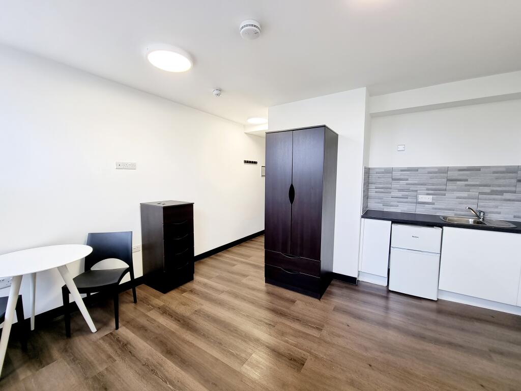 4 bed Studio for rent in Penge. From Century 21 Goodmayes - Ilford