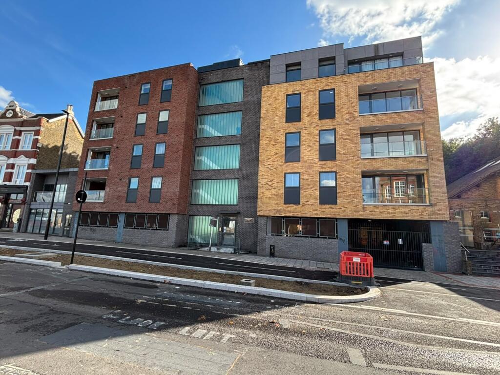 2 bed Apartment for rent in Woolwich. From Century 21 Goodmayes - Ilford