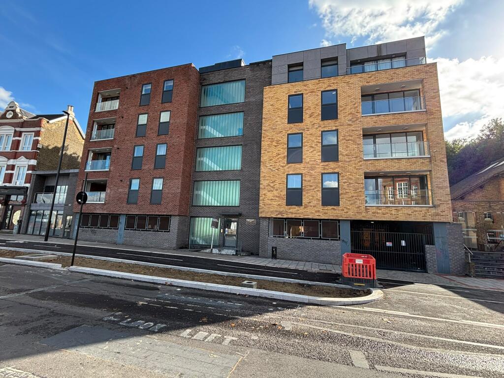 2 bed Apartment for rent in Woolwich. From Century 21 Goodmayes - Ilford