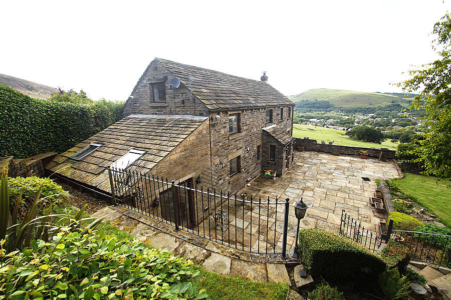 3 bed Chalet type for rent in Dobcross. From Bridges - Uppermill
