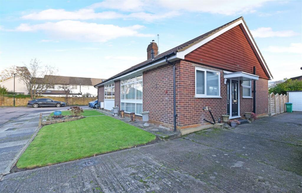 2 bed Semi-detached bungalow for rent in Hampton. From Chase Buchanan - Hampton Hill Office