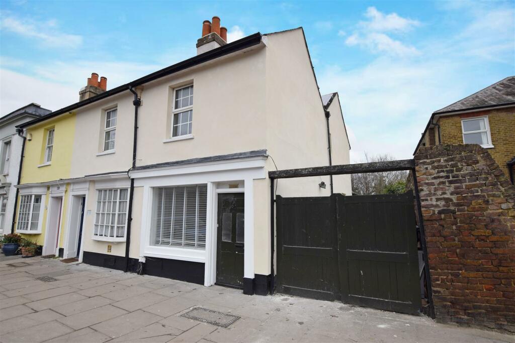 2 bed End Terraced House for rent in Hampton. From Chase Buchanan - Hampton Hill Office