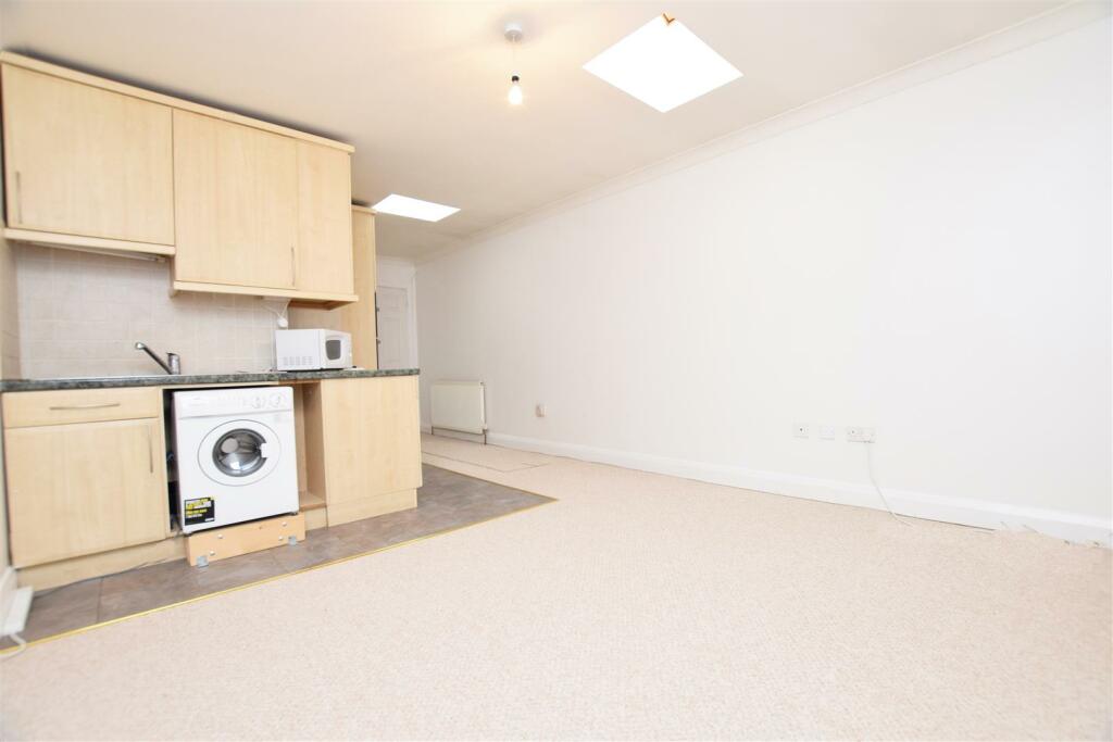 1 bed Flat for rent in Hampton. From Chase Buchanan - Hampton Hill Office