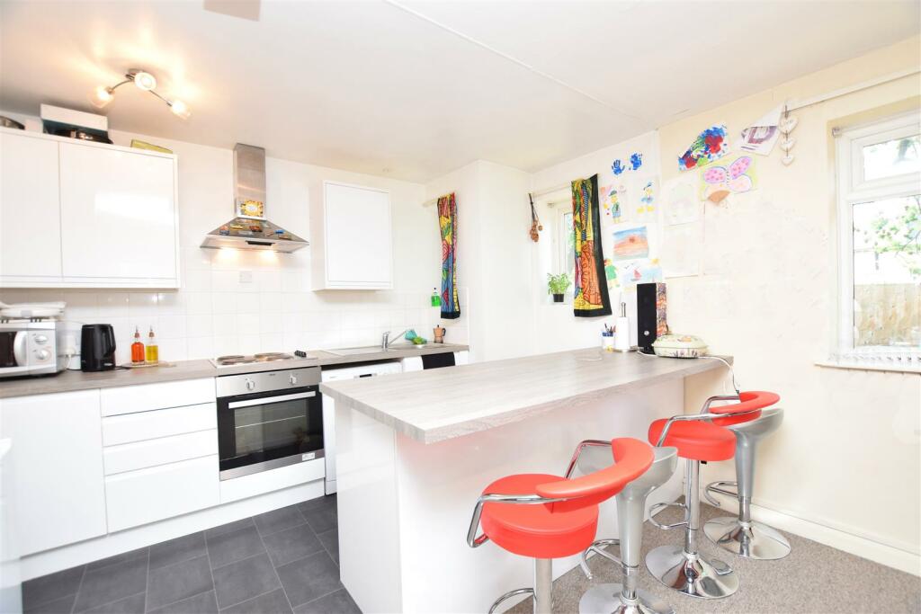 2 bed Flat for rent in Hampton. From Chase Buchanan - Hampton Hill Office