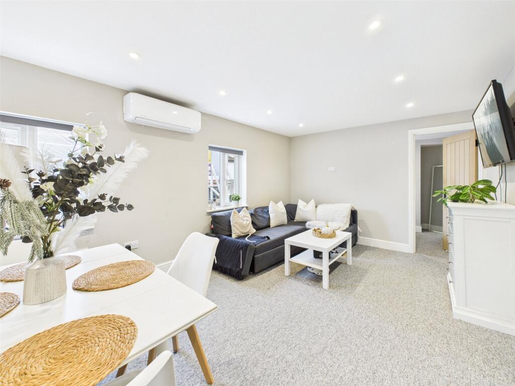 3 bed Mid Terraced House for rent in Hampton. From Chase Buchanan - Hampton Hill Office 3 bed Mid Terraced House for rent in Hampton. From Chase Buchanan - Hampton Hill Office