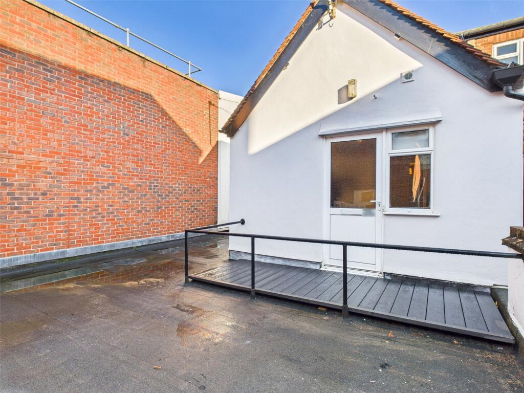 3 bed Apartment for rent in Walton-on-Thames. From Chase Buchanan - Hampton Hill Office 3 bed Apartment for rent in Walton-on-Thames. From Chase Buchanan - Hampton Hill Office