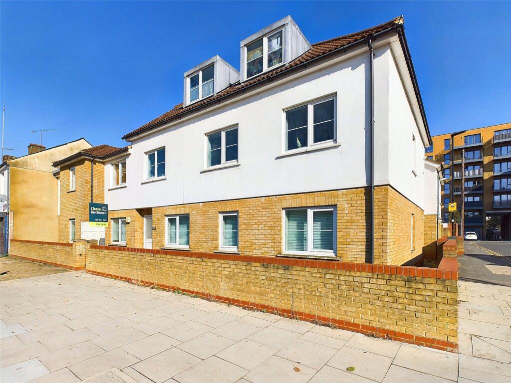 2 bed Penthouse for rent in Feltham. From Chase Buchanan - Hampton Hill Office 2 bed Penthouse for rent in Feltham. From Chase Buchanan - Hampton Hill Office