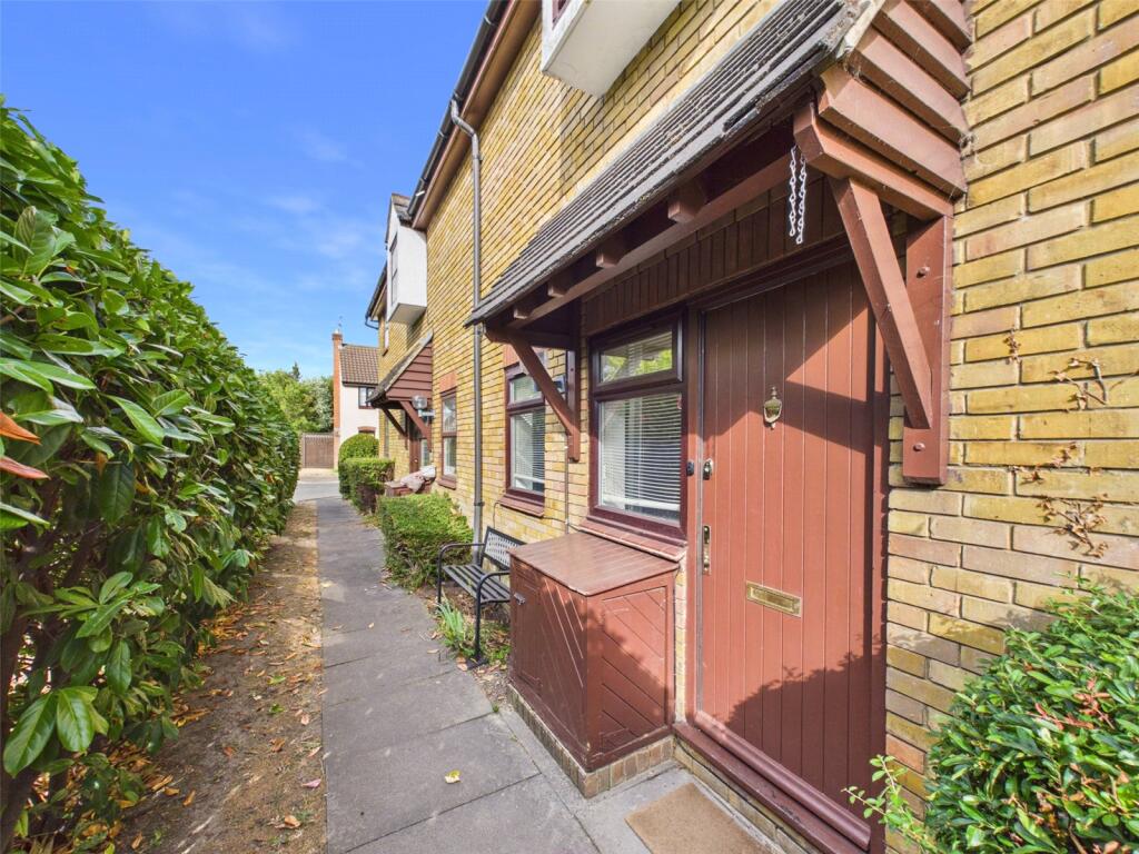 1 bed Mid Terraced House for rent in Hampton. From Chase Buchanan - Hampton Hill Office 1 bed Mid Terraced House for rent in Hampton. From Chase Buchanan - Hampton Hill Office