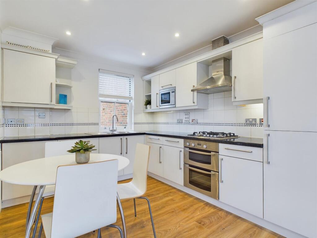 2 bed Apartment for rent in East Molesey. From Chase Buchanan - Hampton Hill Office