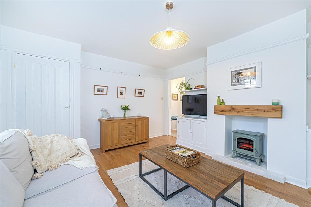 2 bed Detached for rent in Feltham. From Chase Buchanan - Hampton Hill Office