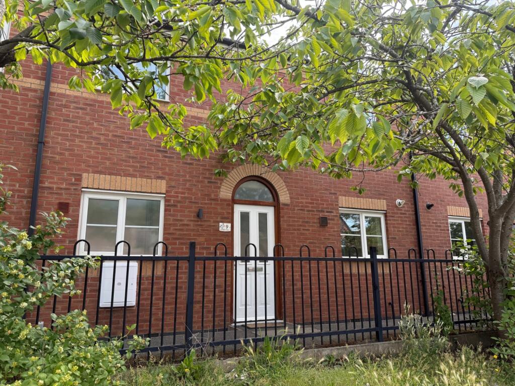 3 bed Mid Terraced House for rent in Crewe. From Cheshire Lamont - Nantwich