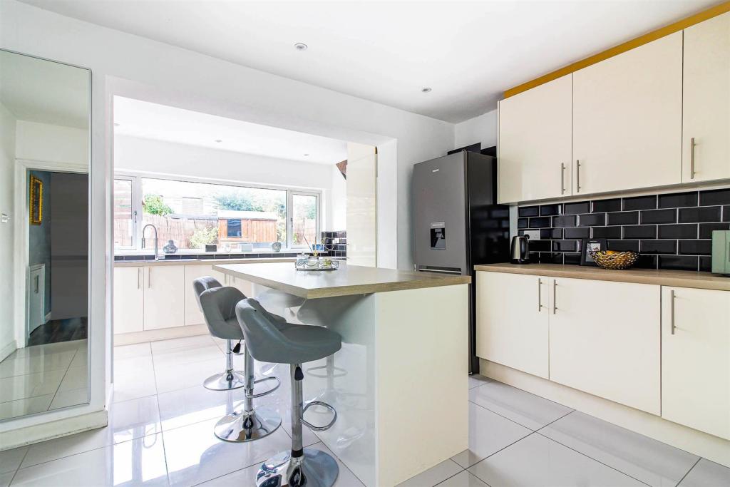3 bed Detached House for rent in Loughton. From Churchill Estates - Buckhurst Hill