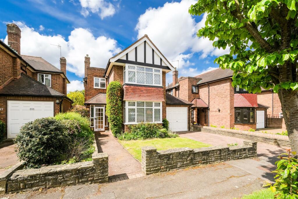 3 bed Detached House for rent in Chingford. From Churchill Estates - Buckhurst Hill