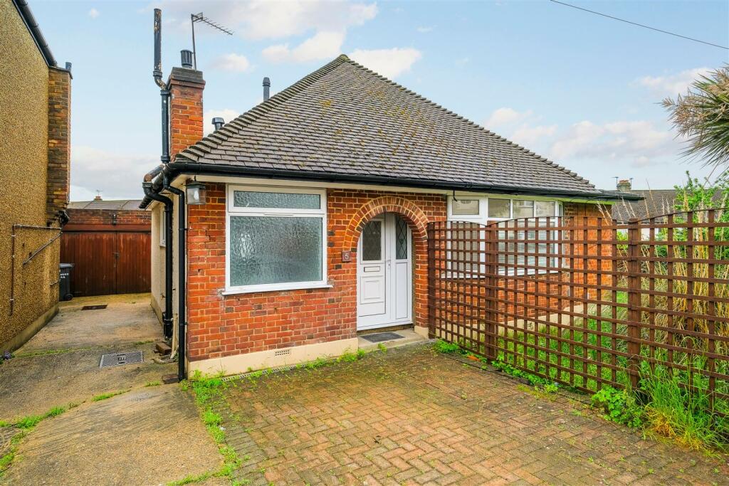 2 bed Detached bungalow for rent in Loughton. From Churchill Estates - Buckhurst Hill
