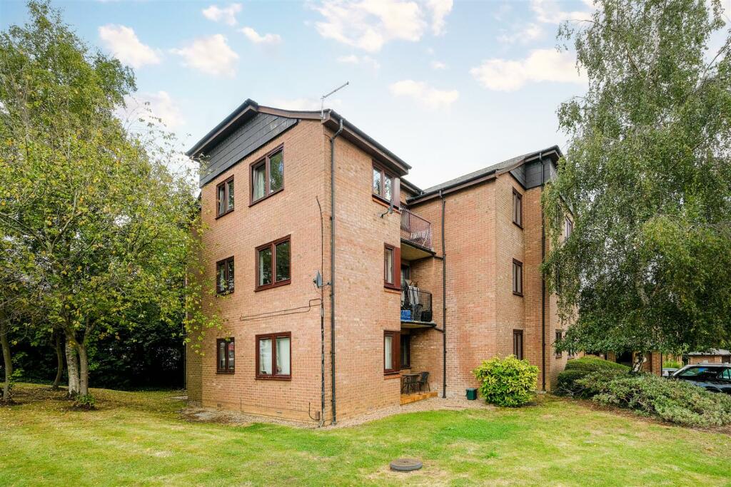 2 bed 1st Floor Flat for rent in Chigwell. From Churchill Estates - Buckhurst Hill