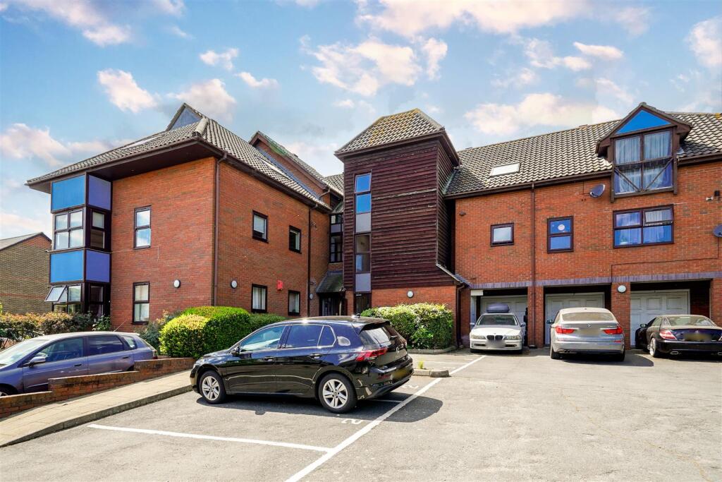 2 bed 1st Floor Flat for rent in Chigwell. From Churchill Estates - Buckhurst Hill