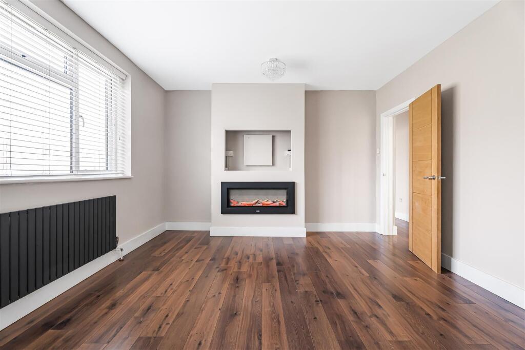 3 bed 1st Floor Flat for rent in Chigwell. From Churchill Estates - Buckhurst Hill