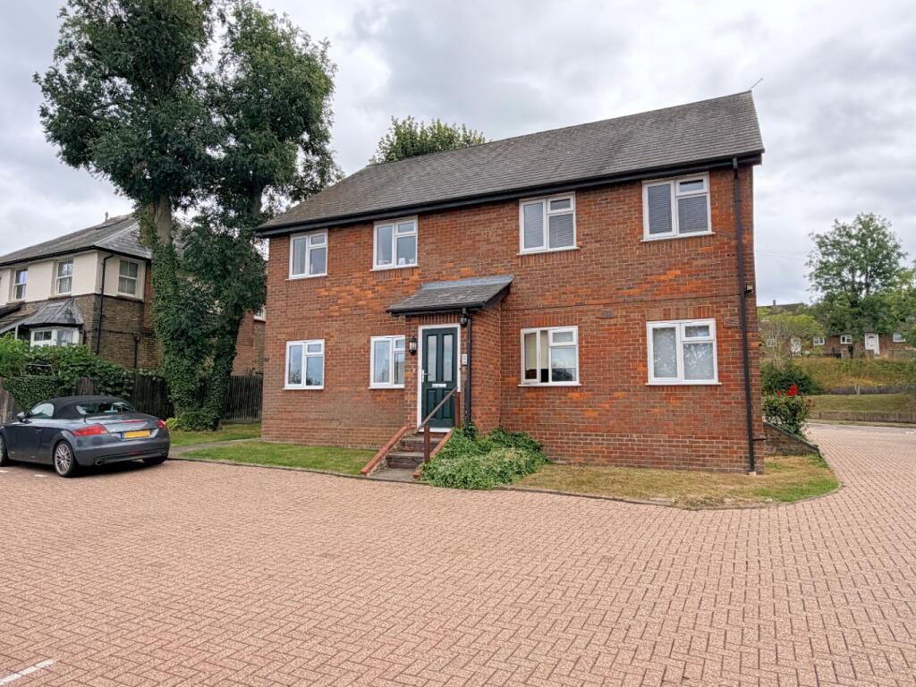 2 bed Apartment for rent in Wendover. From Christopher Pallet - Wendover