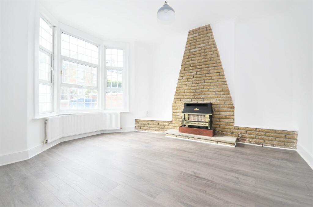 6 bed Mid Terraced House for rent in Acton. From Citydeal Estates - London Ltd - Citydeal Estates