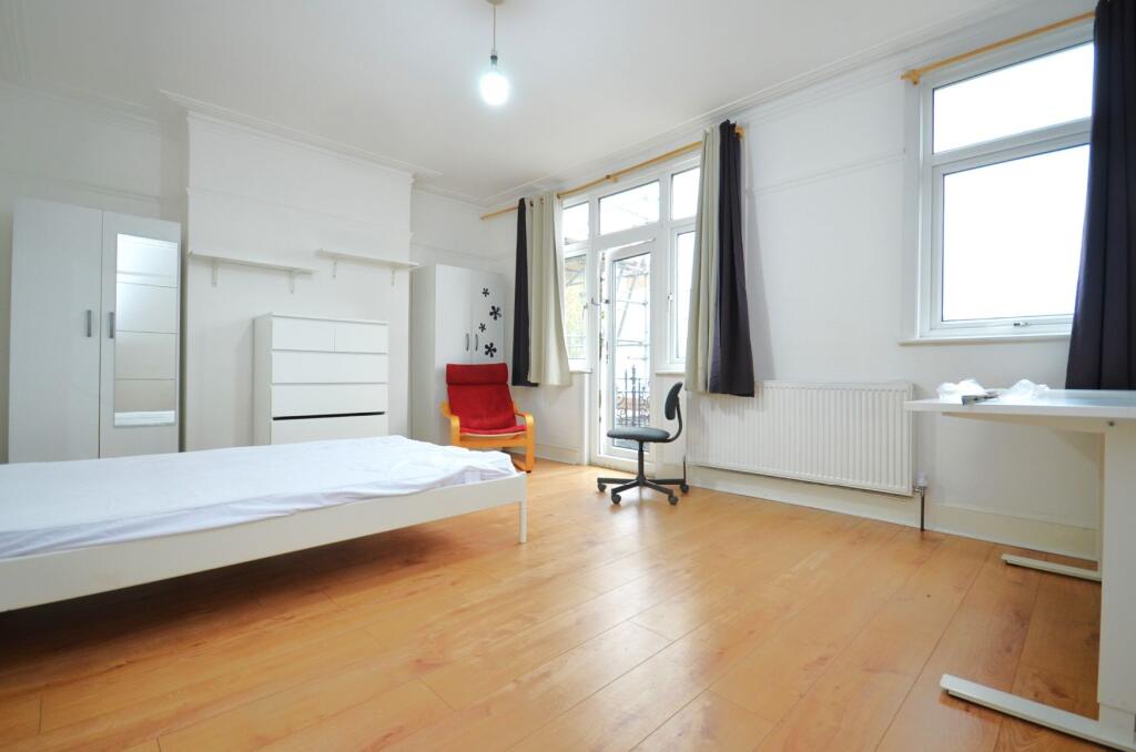 4 bed Mid Terraced House for rent in Brentford. From Citydeal Estates - London
