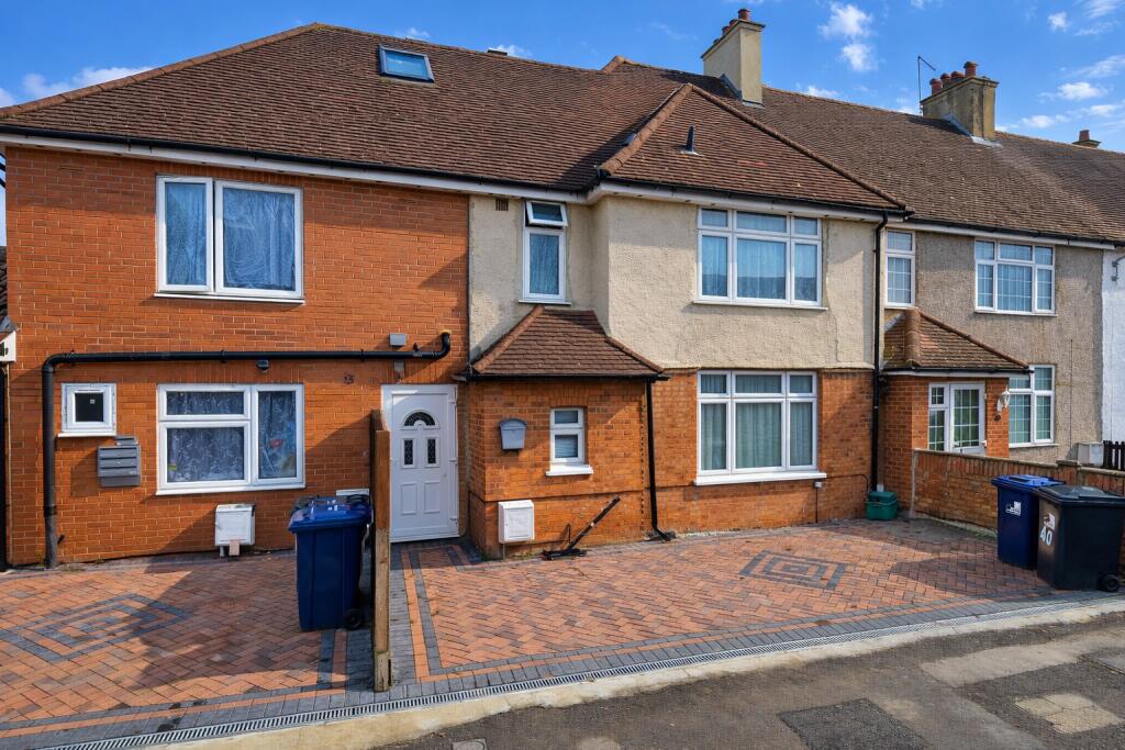 5 bed Mid Terraced House for rent in Brentford. From Citydeal Estates - London