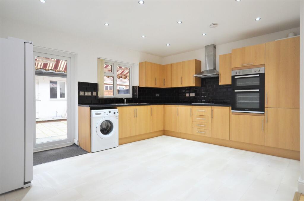 5 bed Mid Terraced House for rent in Southall. From Citydeal Estates - London 5 bed Mid Terraced House for rent in Southall. From Citydeal Estates - London