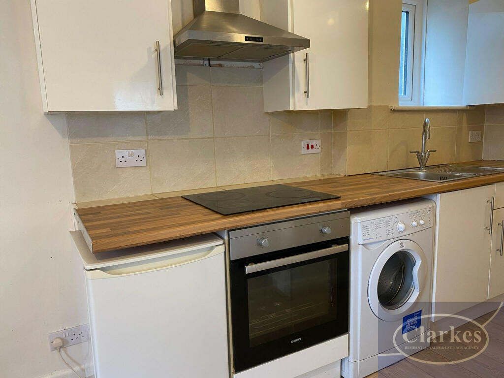 1 bed 1st Floor Flat for rent in Bournemouth. From Clarkes Estate Agents - Bournemouth