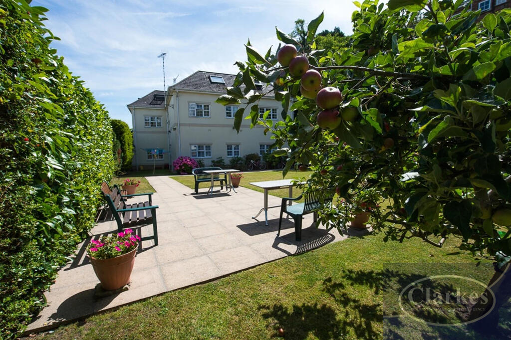 4 bed 1st Floor Flat for rent in Bournemouth. From Clarkes Estate Agents - Bournemouth