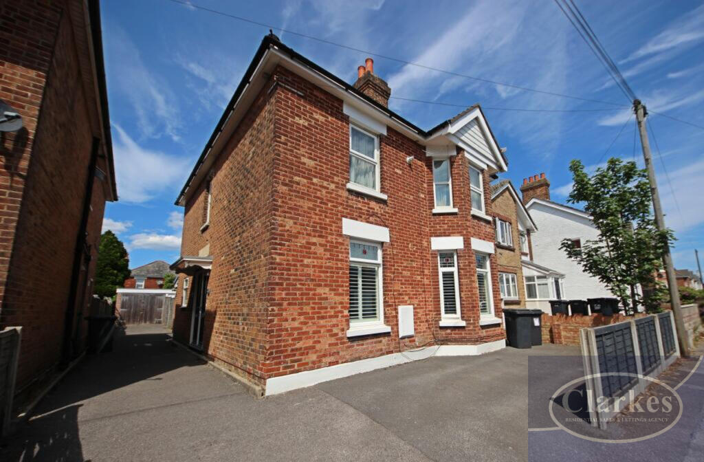 4 bed 1st Floor Flat for rent in Bournemouth. From Clarkes Estate Agents - Bournemouth