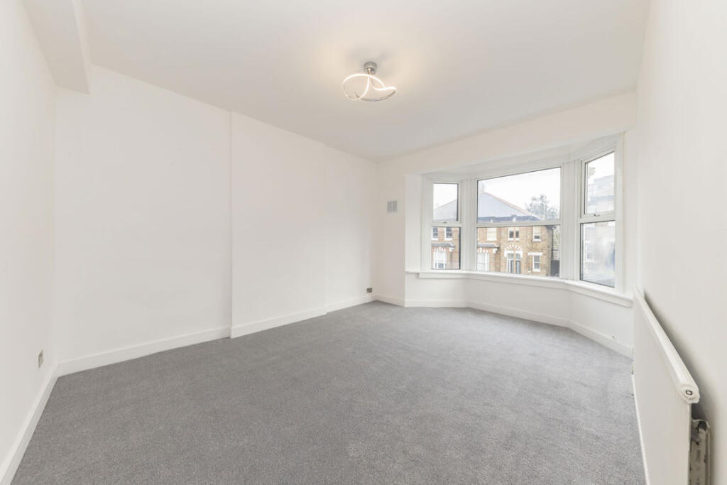 3 bed 1st Floor Flat for rent in Woolwich. From Conran Estates - Charlton