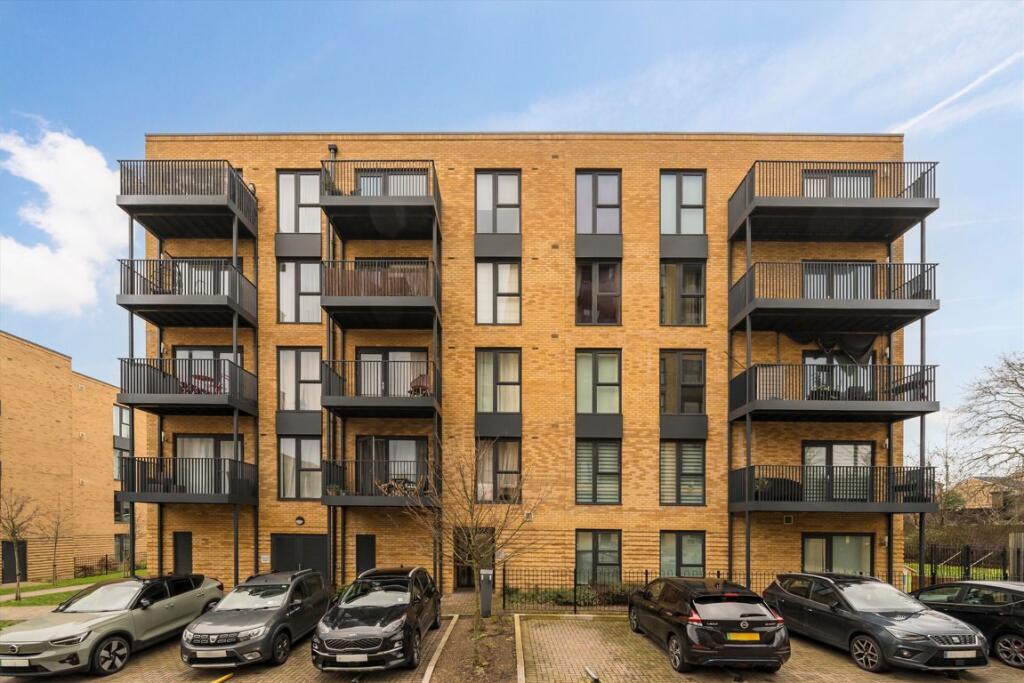 3 bed 1st Floor Flat for rent in Greenwich. From Conran Estates - Charlton