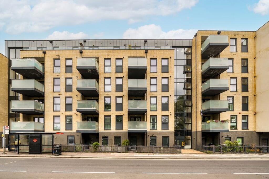 2 bed 1st Floor Flat for rent in Woolwich. From Conran Estates - Charlton