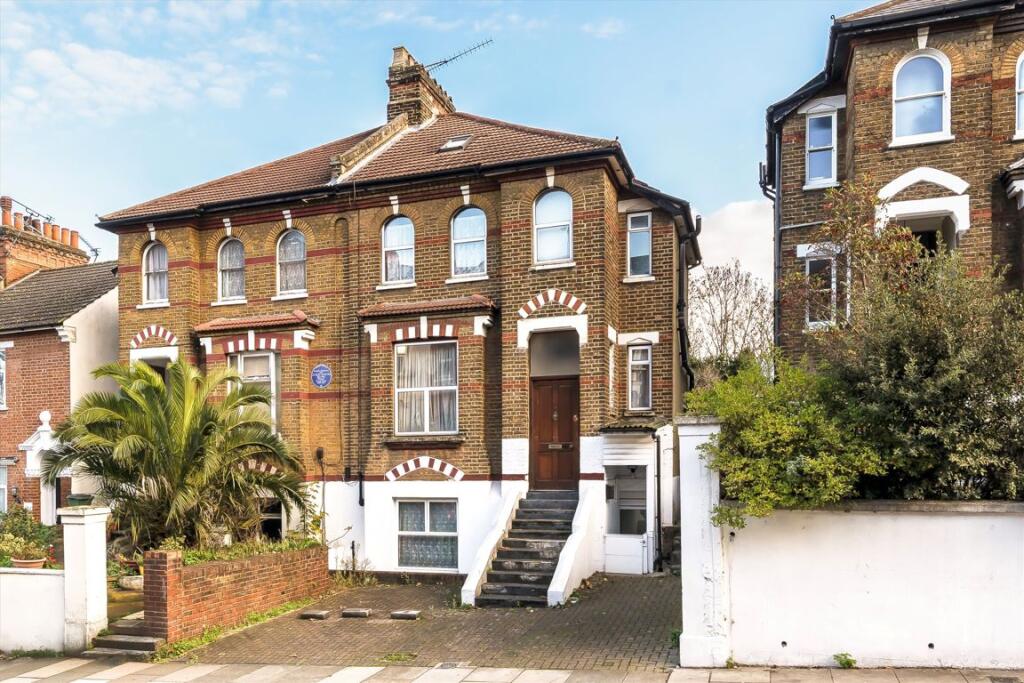 3 bed Mid Terraced House for rent in Woolwich. From Conran Estates - Charlton