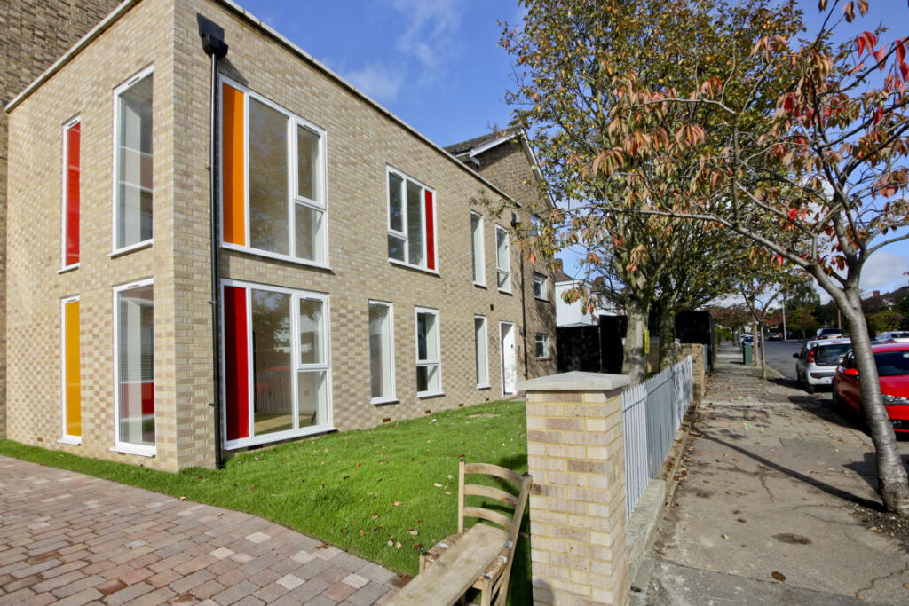 3 bed 1st Floor Flat for rent in Eltham. From Conran Estates - Lee