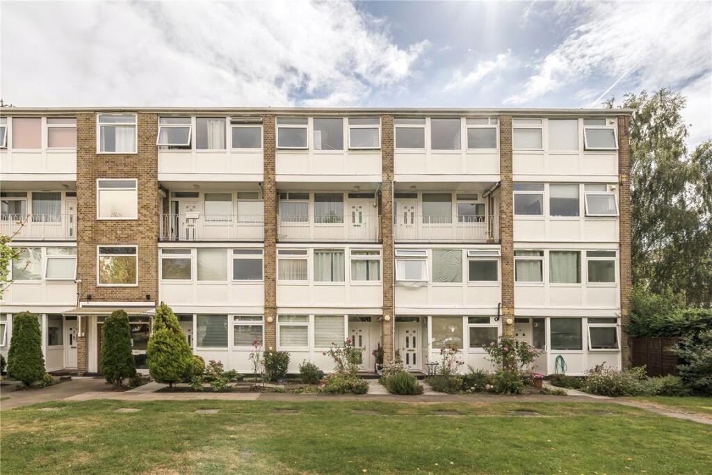 3 bed 1st Floor Flat for rent in London. From Conran Estates - Lee