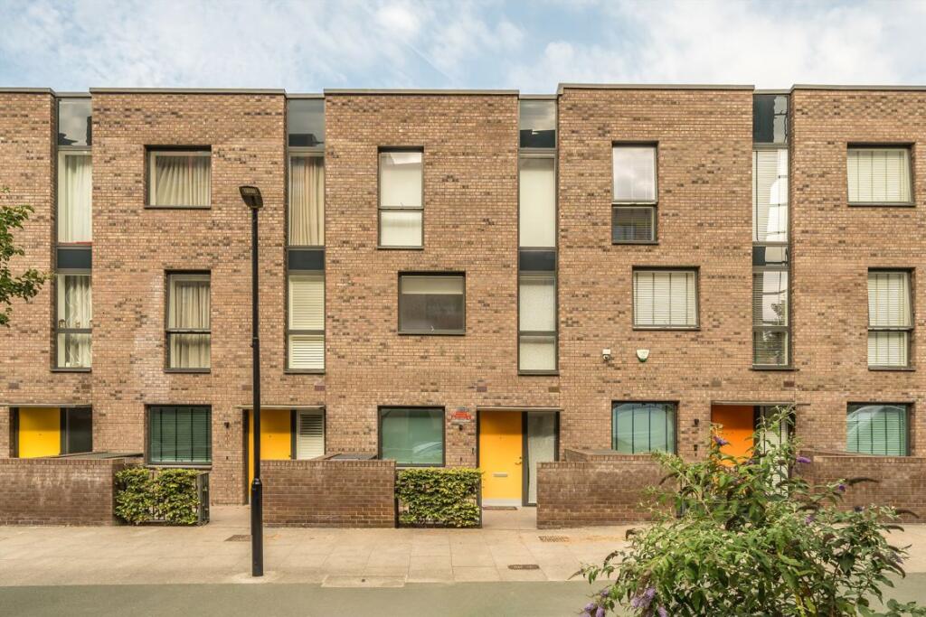 4 bed Mid Terraced House for rent in Greenwich. From Conran Estates - Greenwich