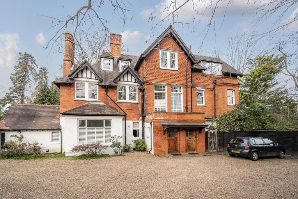 2 bed 1st Floor Flat for rent in Weybridge. From Curchods Estate Agents - Weybridge