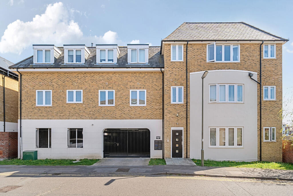 2 bed 1st Floor Flat for rent in Chertsey. From Curchods Estate Agents - Weybridge